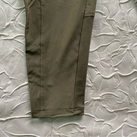 Women's Tapered Stretch Woven Mid-Rise
Pants All In Motion Green NWT S, M - Picture 13 of 15